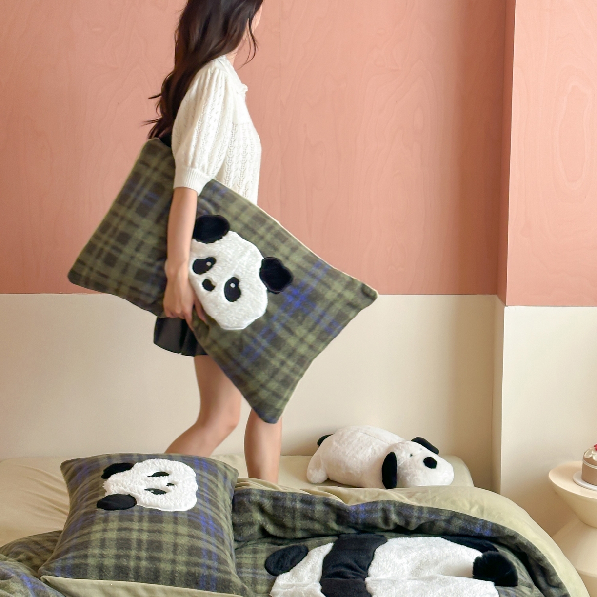 91家纺网 家纺一手货源 找家纺 桃喜 2025新款仿羊绒贴布绣四件套（会员-5） 绿格熊猫