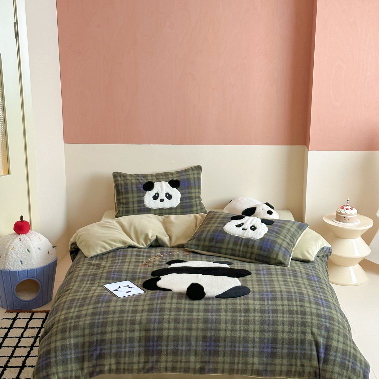 91家纺网 家纺一手货源 找家纺 桃喜 2025新款仿羊绒贴布绣四件套（会员-5） 绿格熊猫