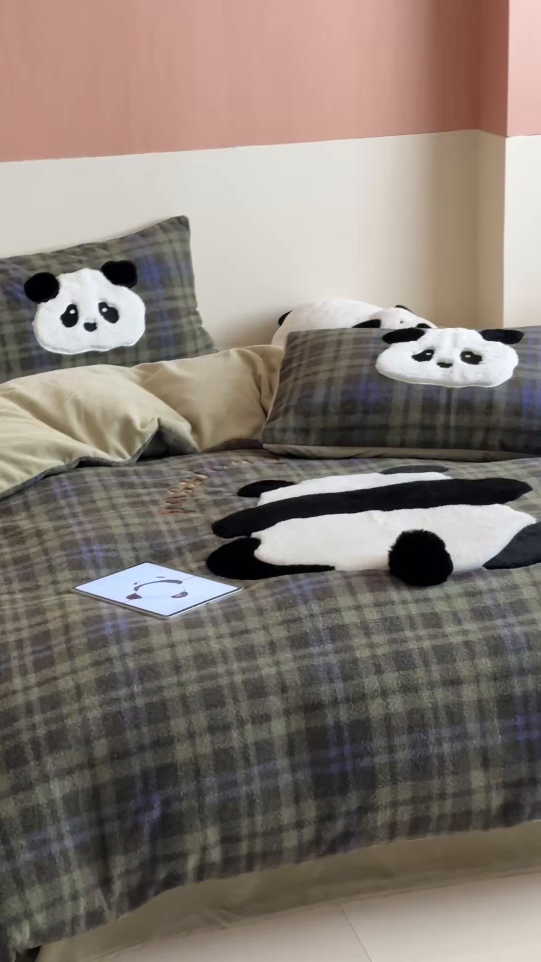 91家纺网 家纺一手货源 找家纺 桃喜 2025新款仿羊绒贴布绣四件套（会员-5） 绿格熊猫