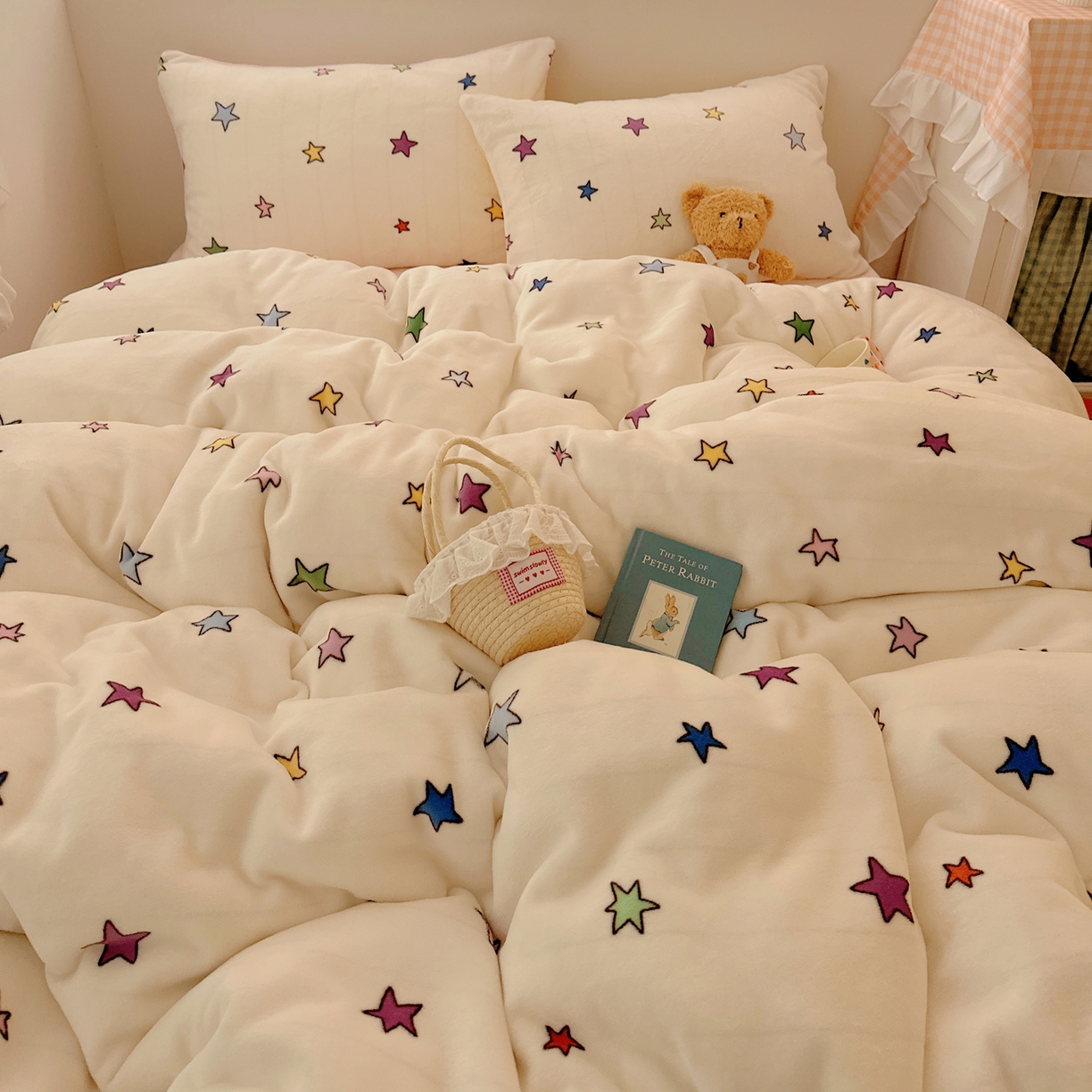 91家纺网 家纺一手货源 找家纺 桃喜 2025新款牛奶绒印花系列四件套（会员-5） 彩色星星