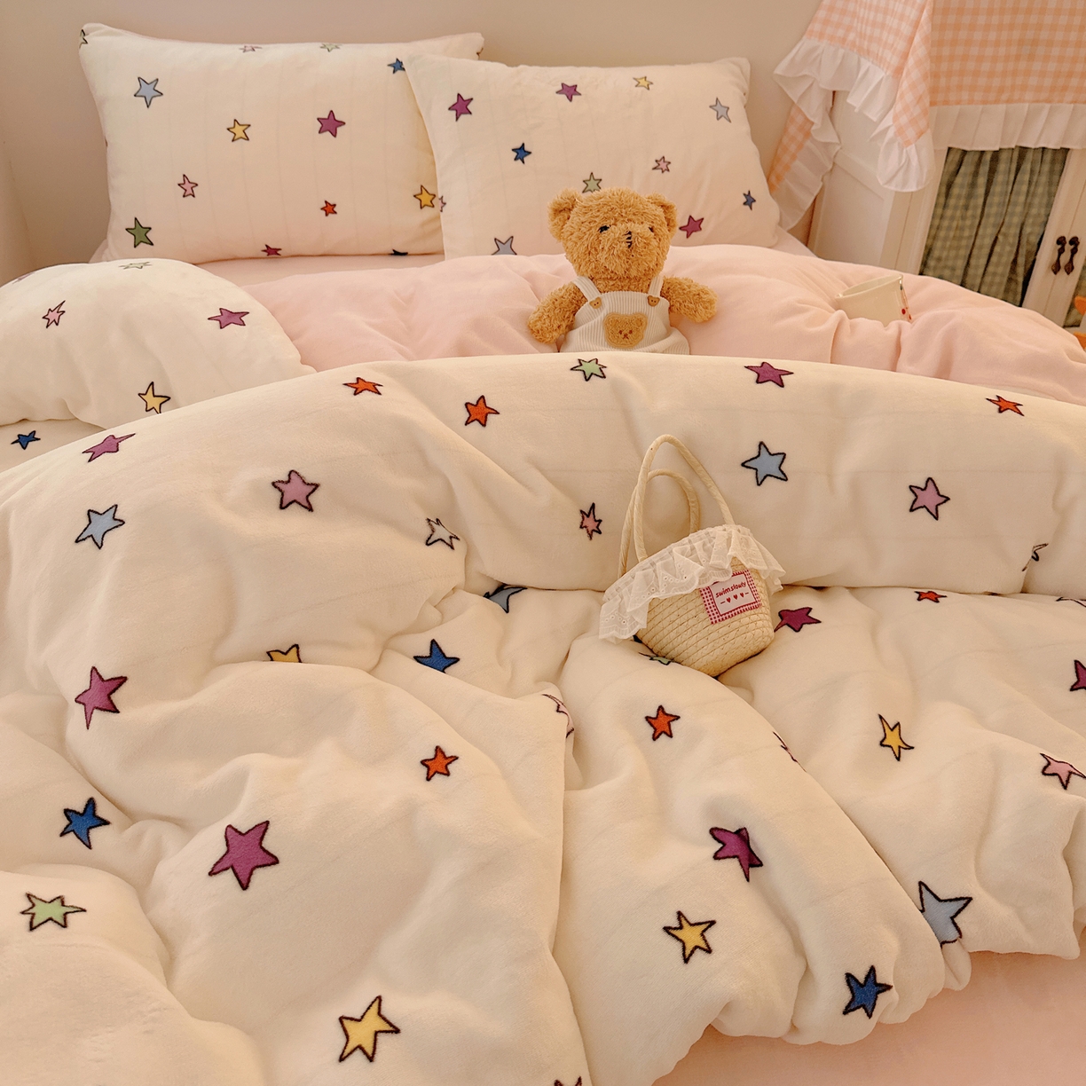 91家纺网 家纺一手货源 找家纺 桃喜 2025新款牛奶绒印花系列四件套（会员-5） 彩色星星