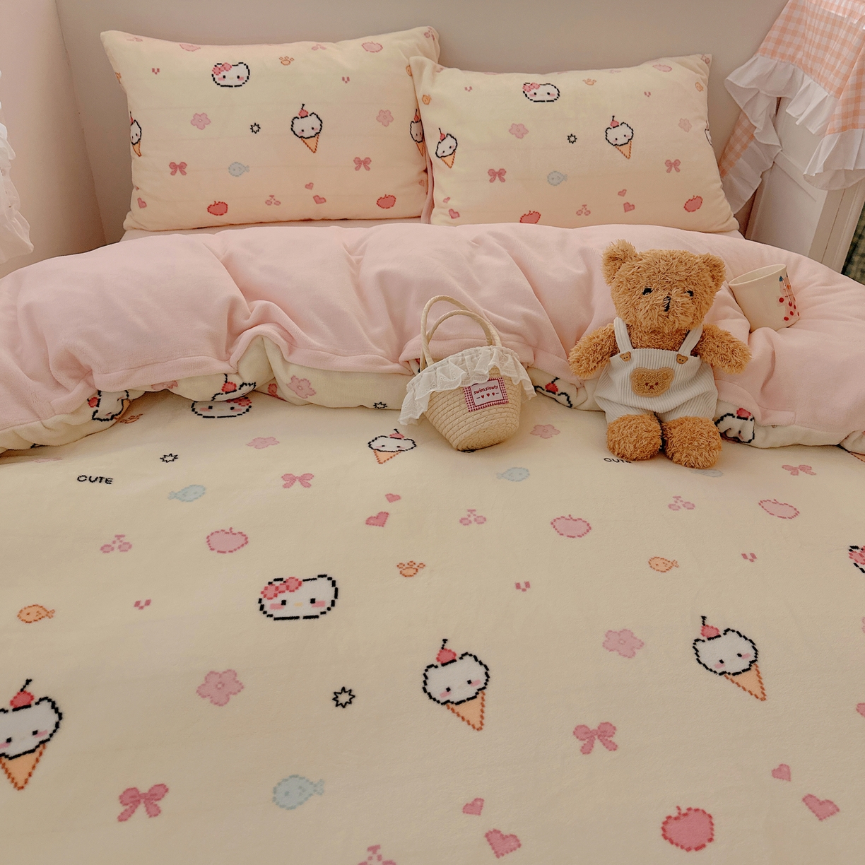 91家纺网 家纺一手货源 找家纺 桃喜 2025新款牛奶绒印花系列四件套（会员-5） 像素小猫黄