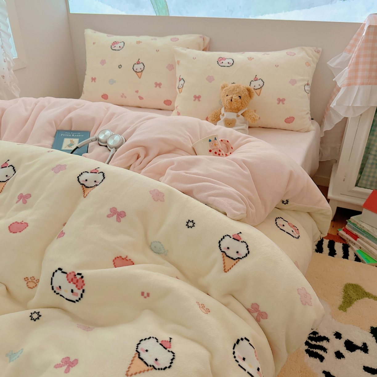 91家纺网 家纺一手货源 找家纺 桃喜 2025新款牛奶绒印花系列四件套（会员-5） 像素小猫黄