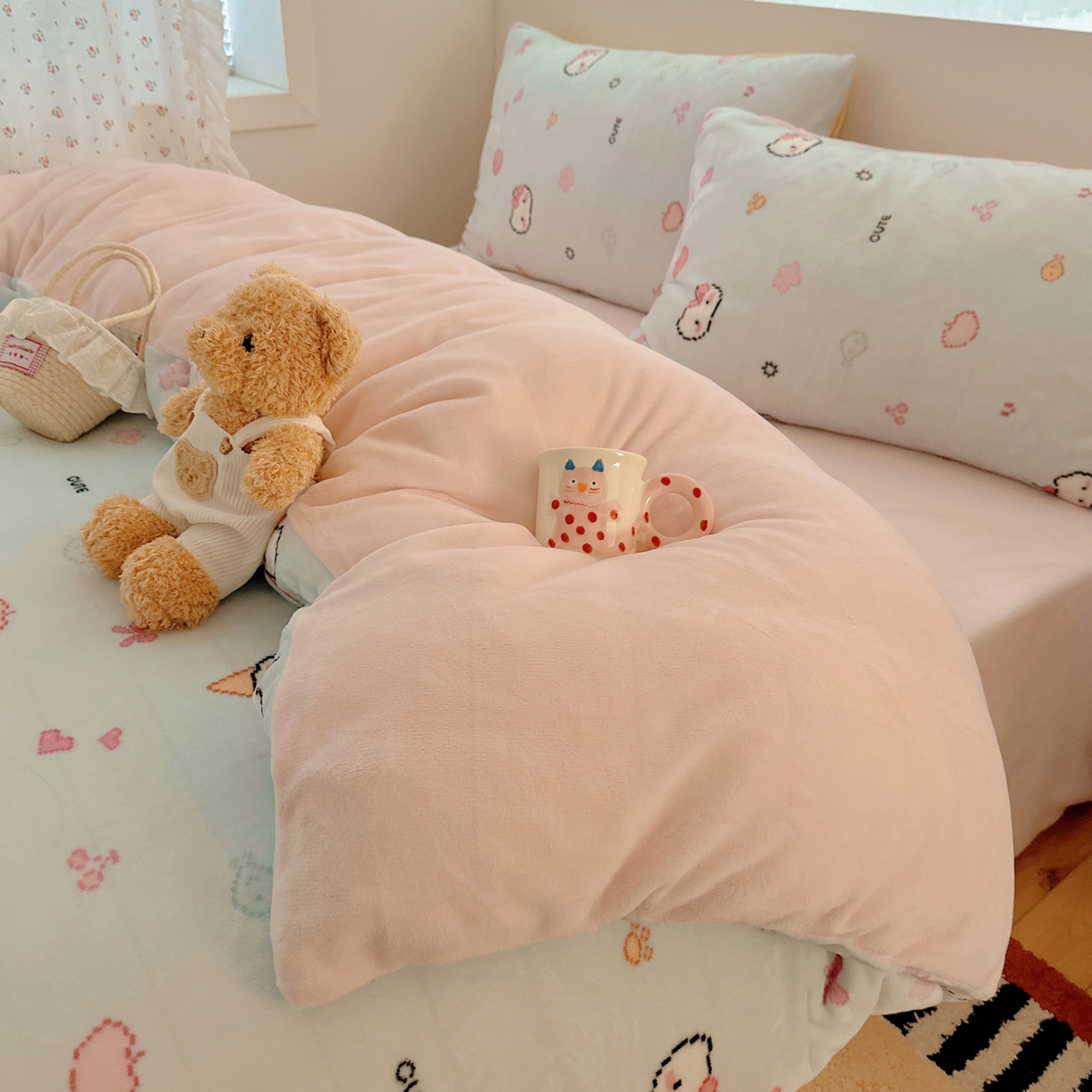 91家纺网 家纺一手货源 找家纺 桃喜 2025新款牛奶绒印花系列四件套（会员-5） 像素小猫蓝