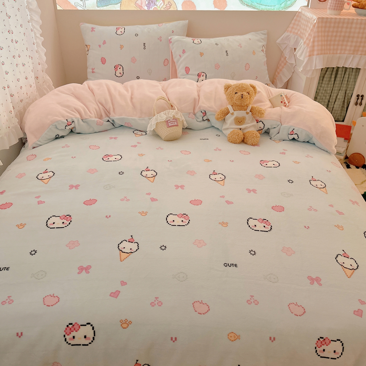 91家纺网 家纺一手货源 找家纺 桃喜 2025新款牛奶绒印花系列四件套（会员-5） 像素小猫蓝