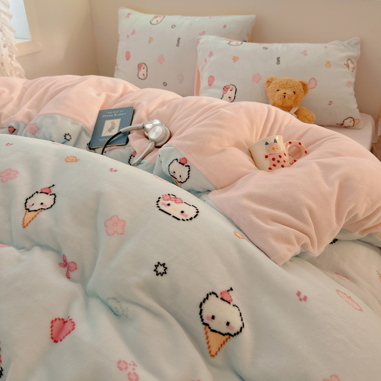 91家纺网 家纺一手货源 找家纺 桃喜 2025新款牛奶绒印花系列四件套（会员-5） 像素小猫蓝