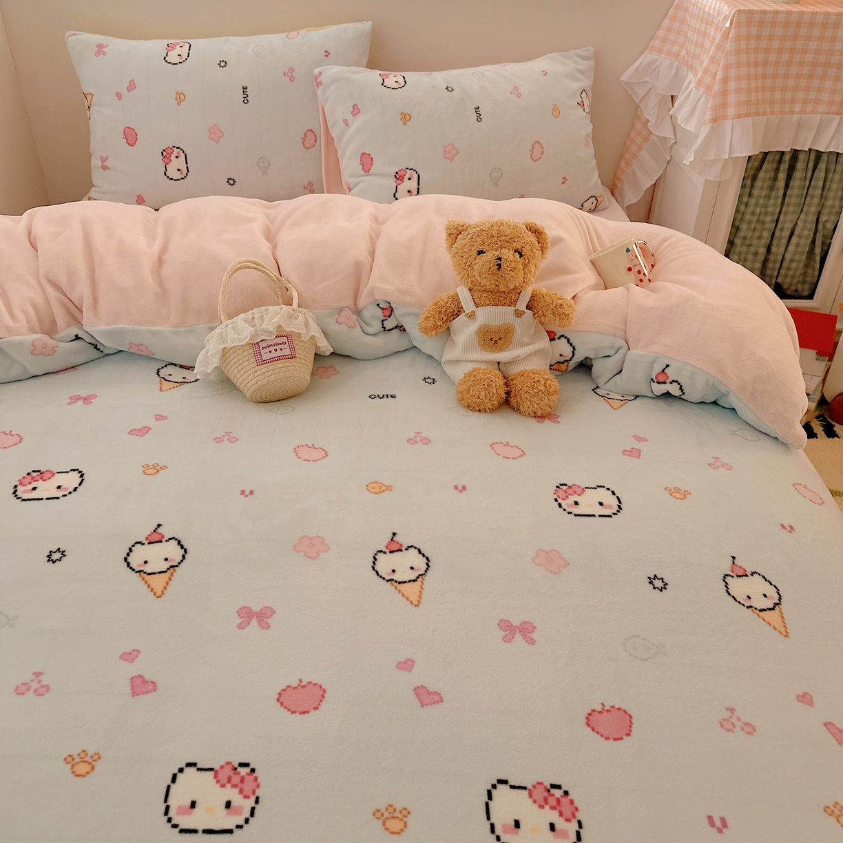 91家纺网 家纺一手货源 找家纺 桃喜 2025新款牛奶绒印花系列四件套（会员-5） 像素小猫蓝