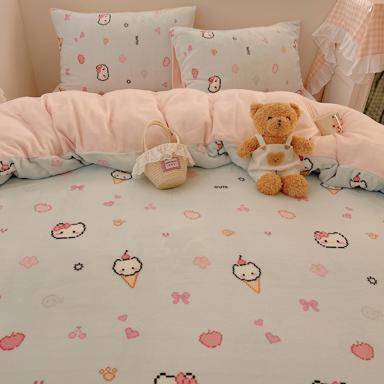 91家纺网 家纺一手货源 找家纺 桃喜 2025新款牛奶绒印花系列四件套（会员-5） 像素小猫蓝