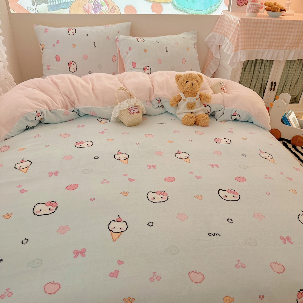 91家纺网 家纺一手货源 找家纺 桃喜 2025新款牛奶绒印花系列四件套（会员-5） 像素小猫蓝