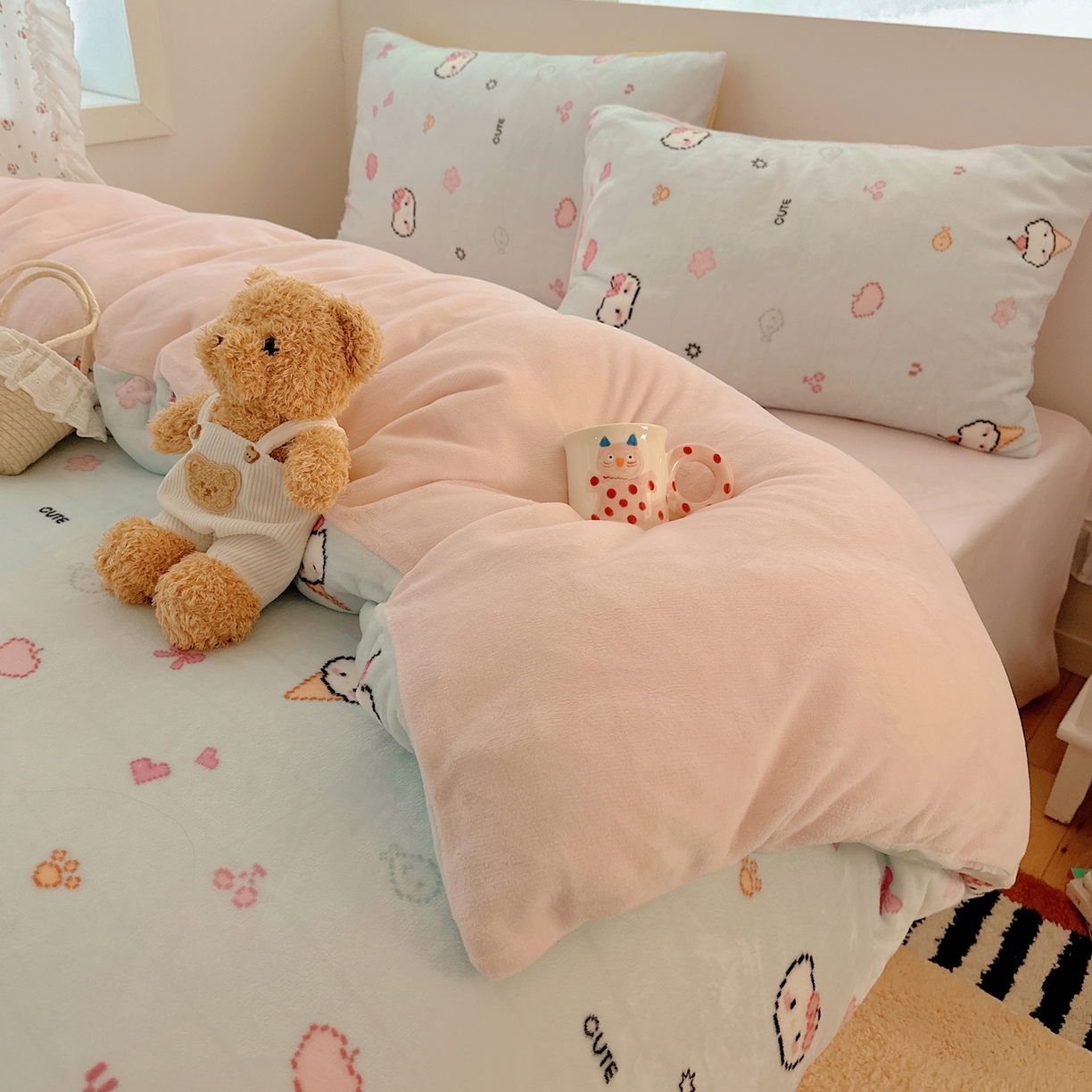 91家纺网 家纺一手货源 找家纺 桃喜 2025新款牛奶绒印花系列四件套（会员-5） 像素小猫蓝