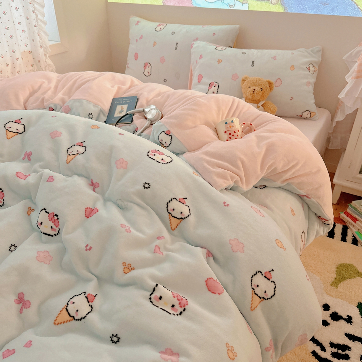 91家纺网 家纺一手货源 找家纺 桃喜 2025新款牛奶绒印花系列四件套（会员-5） 像素小猫蓝