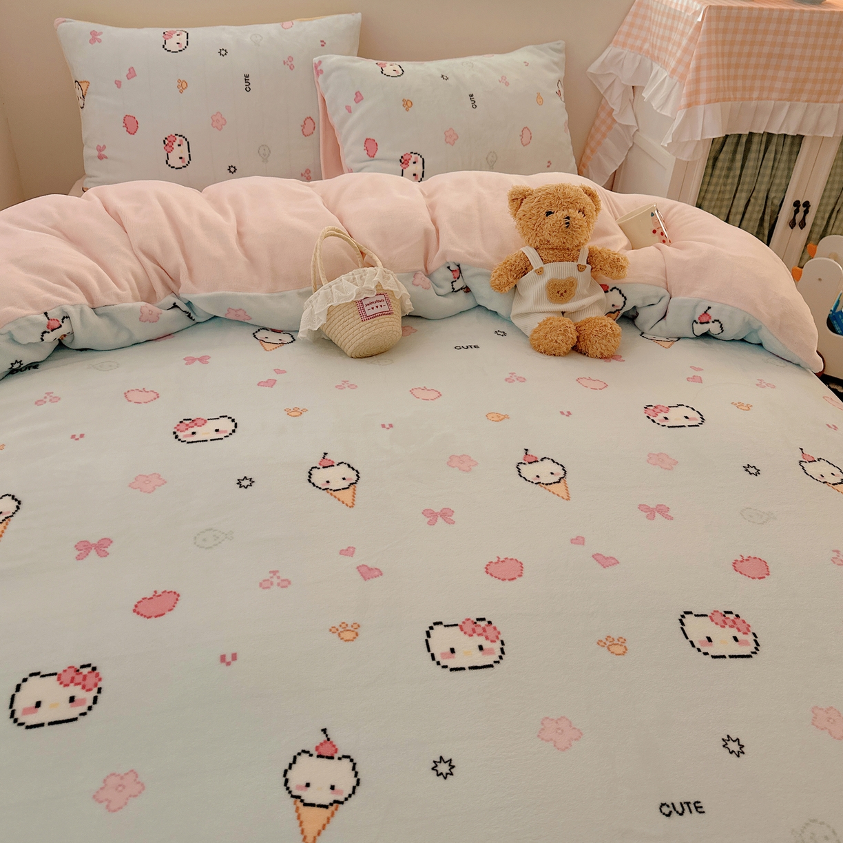 91家纺网 家纺一手货源 找家纺 桃喜 2025新款牛奶绒印花系列四件套（会员-5） 像素小猫蓝