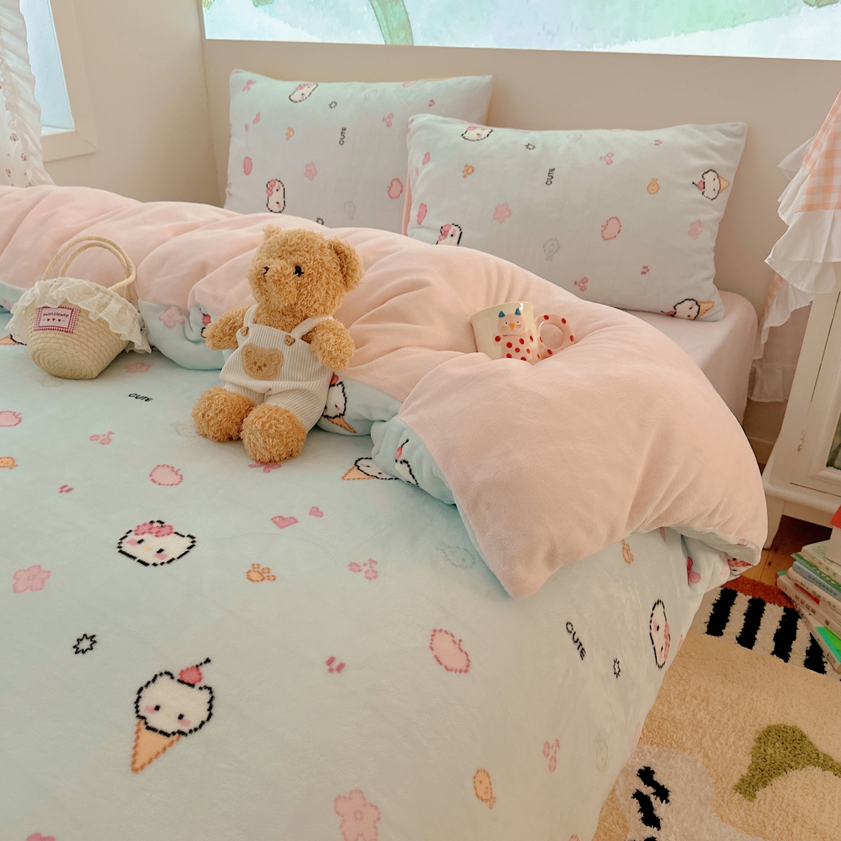 91家纺网 家纺一手货源 找家纺 桃喜 2025新款牛奶绒印花系列四件套（会员-5） 像素小猫蓝