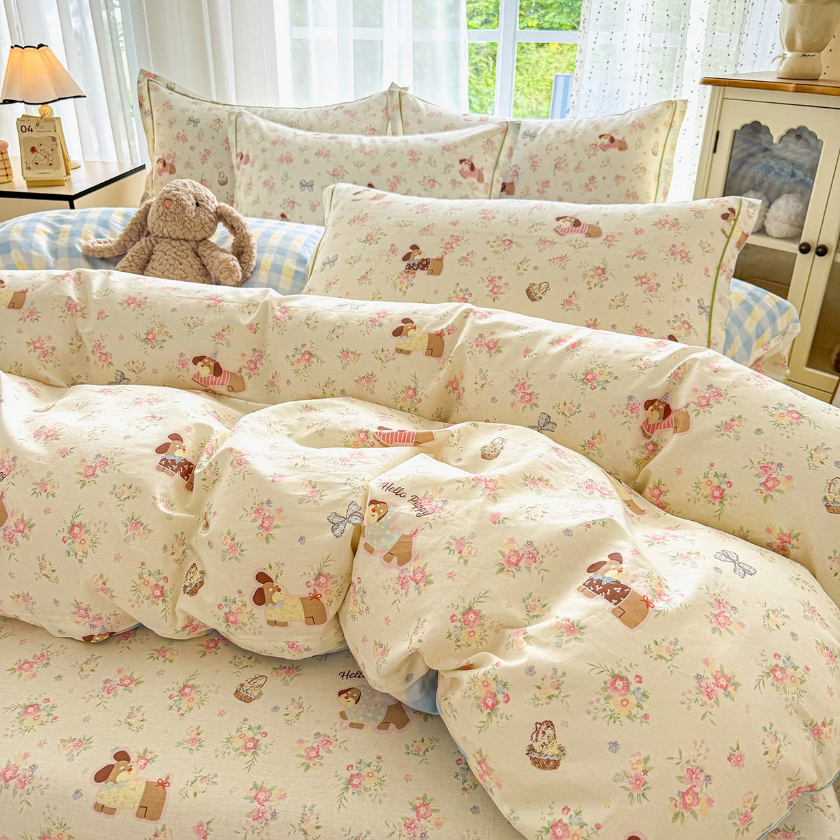 91家纺网 家纺一手货源 找家纺 红粉佳人家纺 2025新款12868纯棉系列全棉四件套 花田小狗