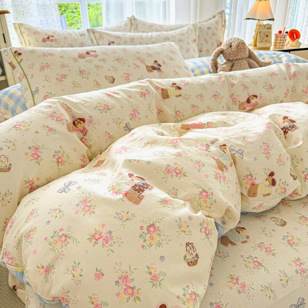 91家纺网 家纺一手货源 找家纺 红粉佳人家纺 2025新款12868纯棉系列全棉四件套 花田小狗