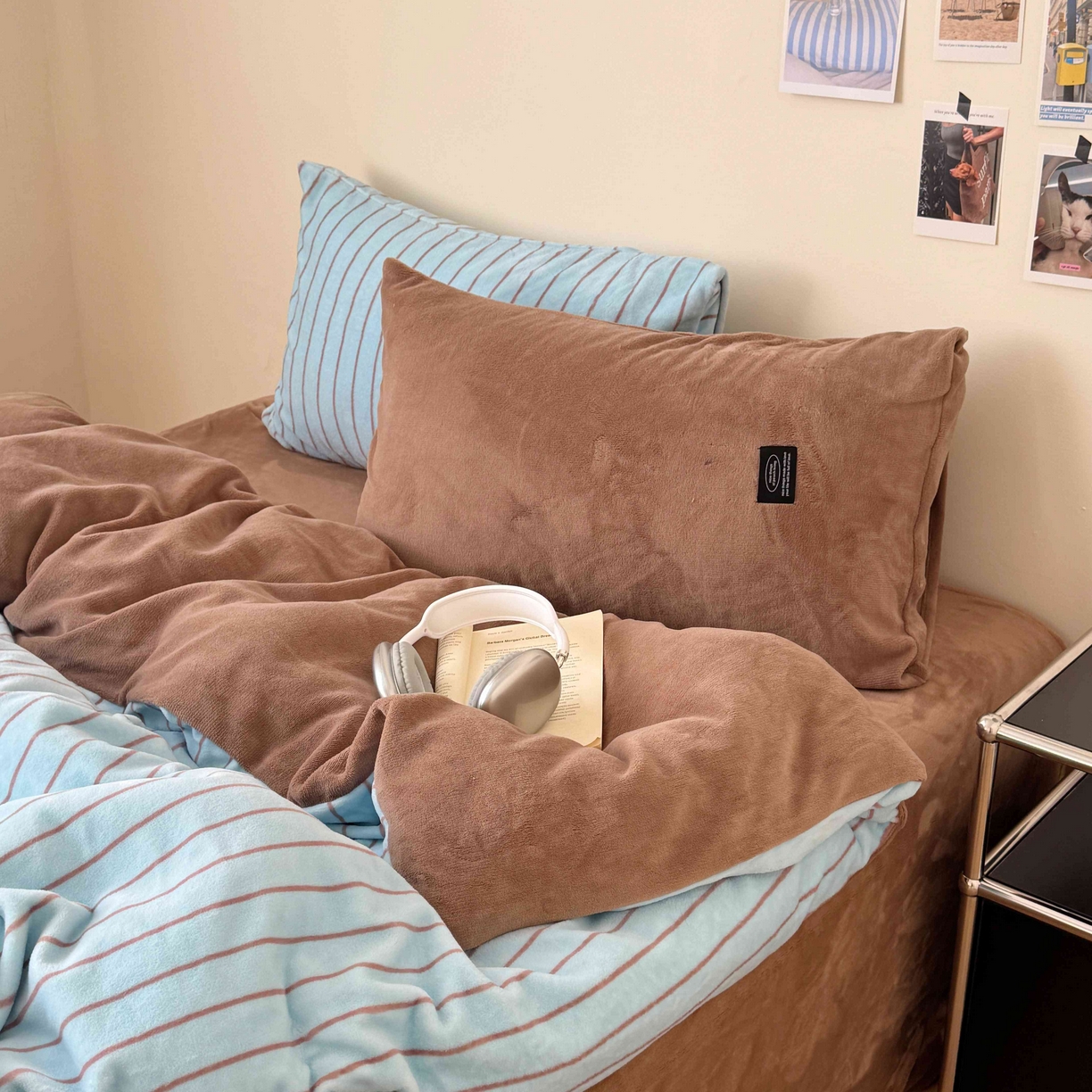 91家纺网 家纺一手货源 找家纺 桃喜 2025新款条纹牛奶绒系列四件套（会员-5） 暮光森林