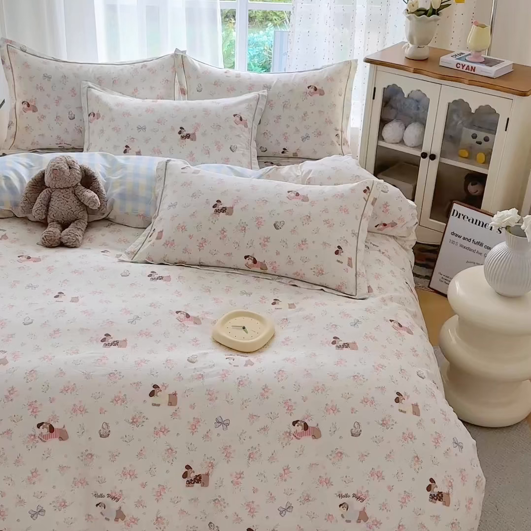 91家纺网 家纺一手货源 找家纺 红粉佳人家纺 2025新款12868纯棉系列全棉四件套 花田小狗