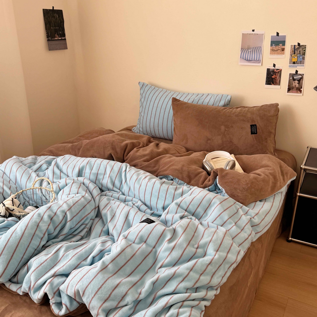 91家纺网 家纺一手货源 找家纺 桃喜 2025新款条纹牛奶绒系列四件套（会员-5） 暮光森林