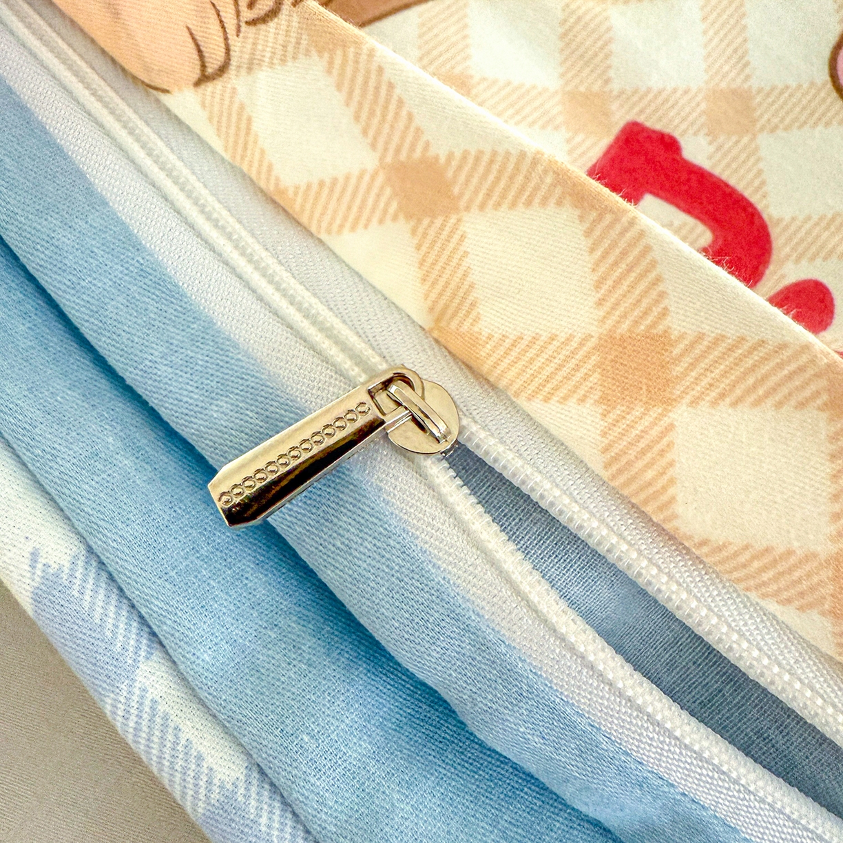 91家纺网 家纺一手货源 找家纺 红粉佳人家纺 2025新款12868纯棉系列全棉四件套 趴趴乐园