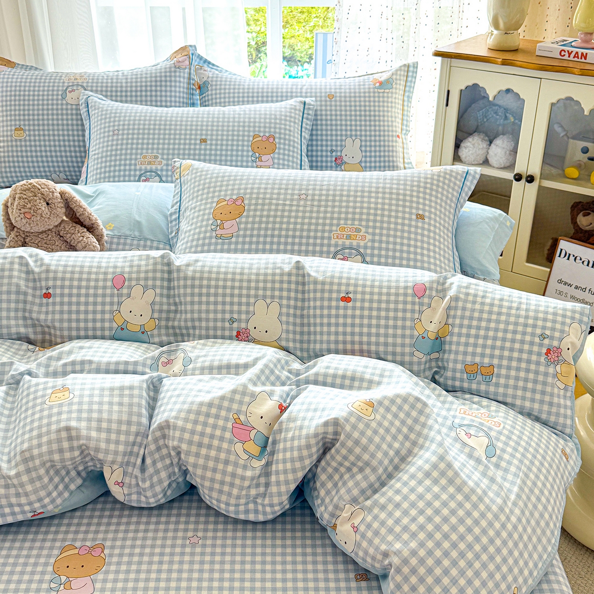 91家纺网 家纺一手货源 找家纺 红粉佳人家纺 2025春夏新款全棉纯棉12868纯棉单被套 格子猫咪