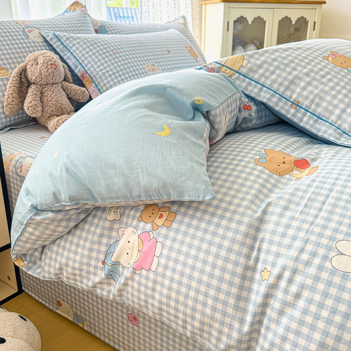 91家纺网 家纺一手货源 找家纺 红粉佳人家纺 2025春夏新款全棉纯棉12868纯棉单被套 格子猫咪