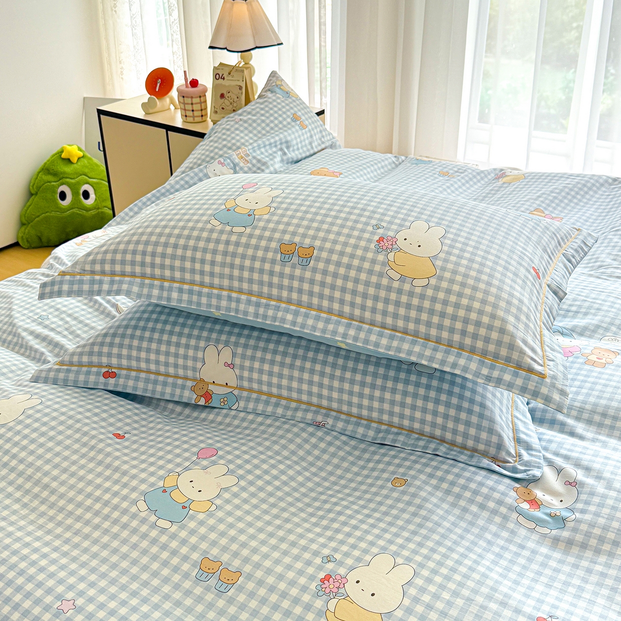 91家纺网 家纺一手货源 找家纺 红粉佳人家纺 2025春夏新款全棉纯棉12868纯棉单被套 格子猫咪