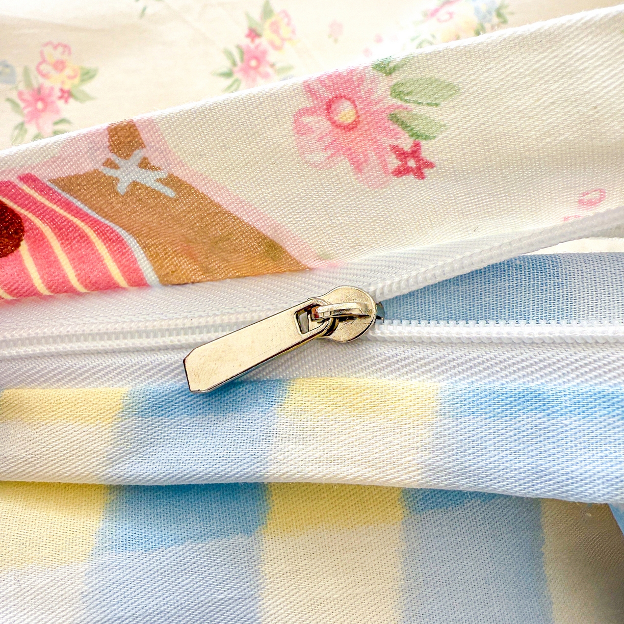 91家纺网 家纺一手货源 找家纺 红粉佳人家纺 2025春夏新款全棉纯棉12868纯棉单被套 花田小狗