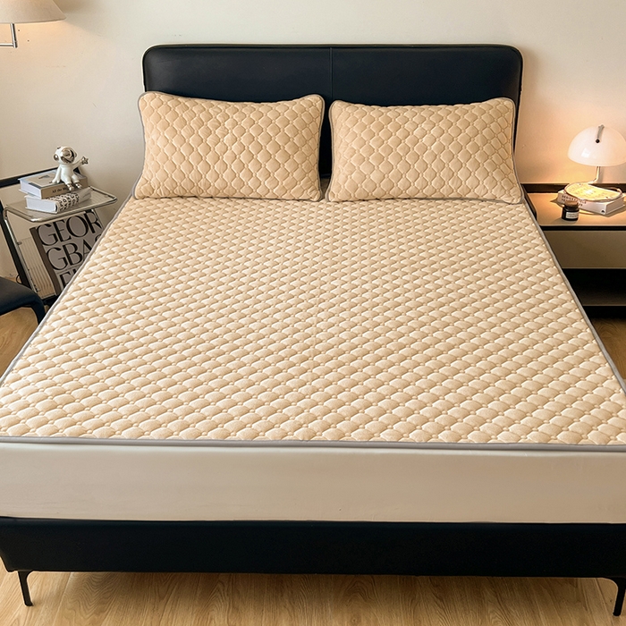 91家纺网 家纺一手货源 找家纺 丽诺床垫 2025新款德芙绒抗菌保暖床垫 德芙绒抗菌床褥驼色