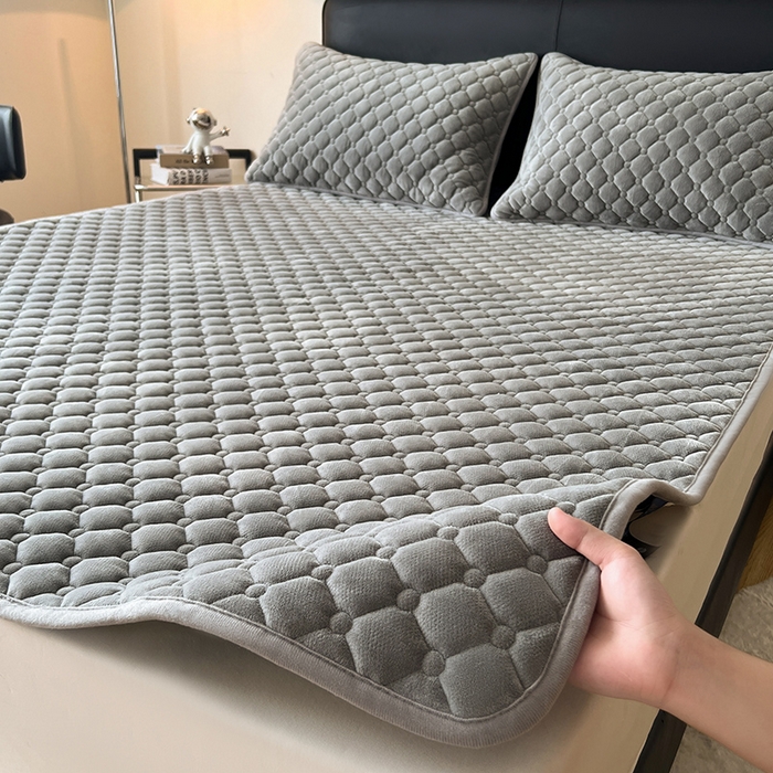 91家纺网 家纺一手货源 找家纺 丽诺床垫 2025新款德芙绒抗菌保暖床垫 德芙绒抗菌床褥灰色