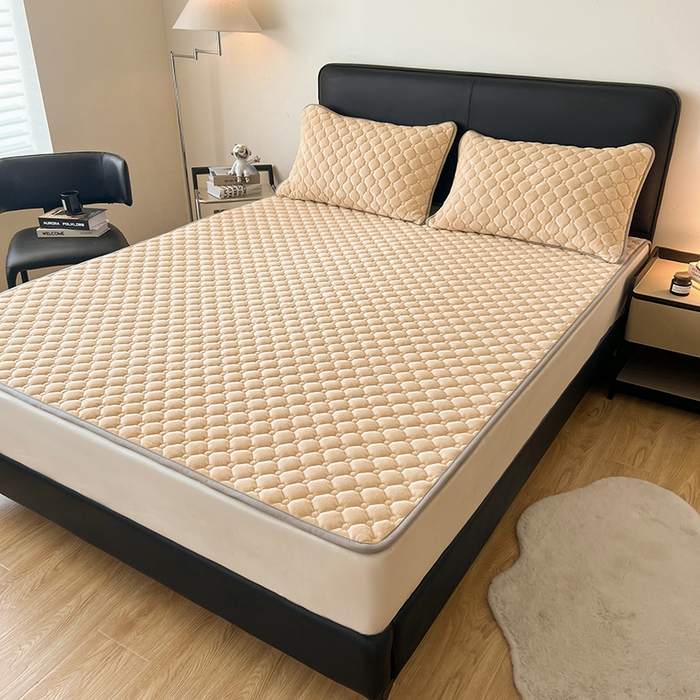 91家纺网 家纺一手货源 找家纺 丽诺床垫 2025新款德芙绒抗菌保暖床垫 德芙绒抗菌床褥驼色