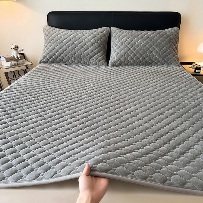 91家纺网 家纺一手货源 找家纺 丽诺床垫 2025新款德芙绒抗菌保暖床垫 德芙绒抗菌床褥灰色
