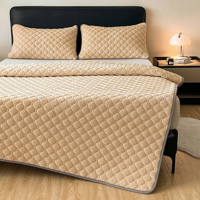 91家纺网 家纺一手货源 找家纺 丽诺床垫 2025新款德芙绒抗菌保暖床垫 德芙绒抗菌床褥驼色