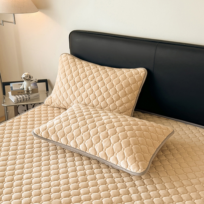 91家纺网 家纺一手货源 找家纺 丽诺床垫 2025新款德芙绒抗菌保暖床垫 德芙绒抗菌床褥驼色