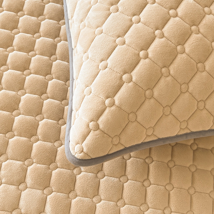 91家纺网 家纺一手货源 找家纺 丽诺床垫 2025新款德芙绒抗菌保暖床垫 德芙绒抗菌床褥驼色