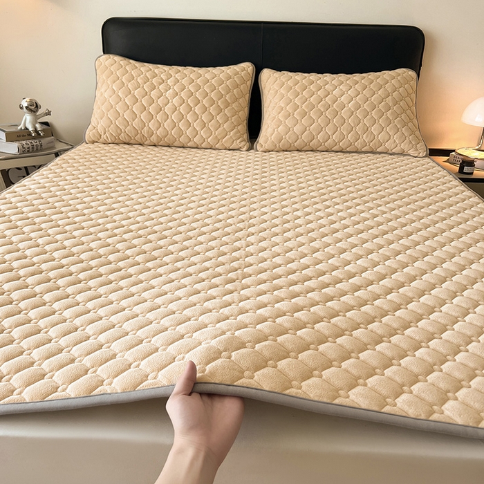 91家纺网 家纺一手货源 找家纺 丽诺床垫 2025新款德芙绒抗菌保暖床垫 德芙绒抗菌床褥驼色