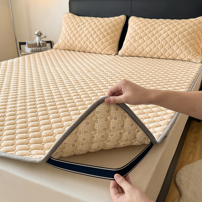 91家纺网 家纺一手货源 找家纺 丽诺床垫 2025新款德芙绒抗菌保暖床垫 德芙绒抗菌床褥驼色