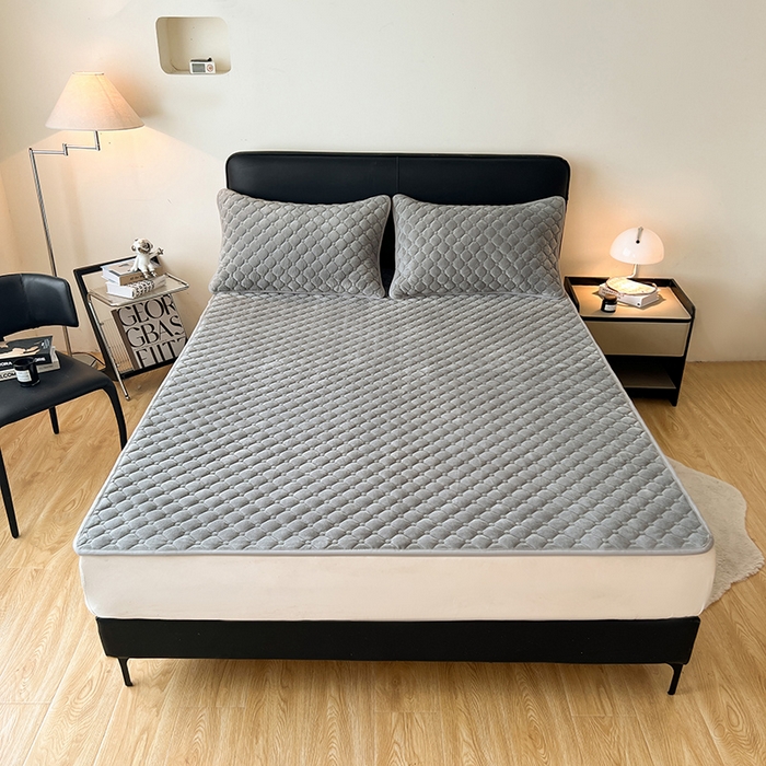 91家纺网 家纺一手货源 找家纺 丽诺床垫 2025新款德芙绒抗菌保暖床垫 德芙绒抗菌床褥灰色