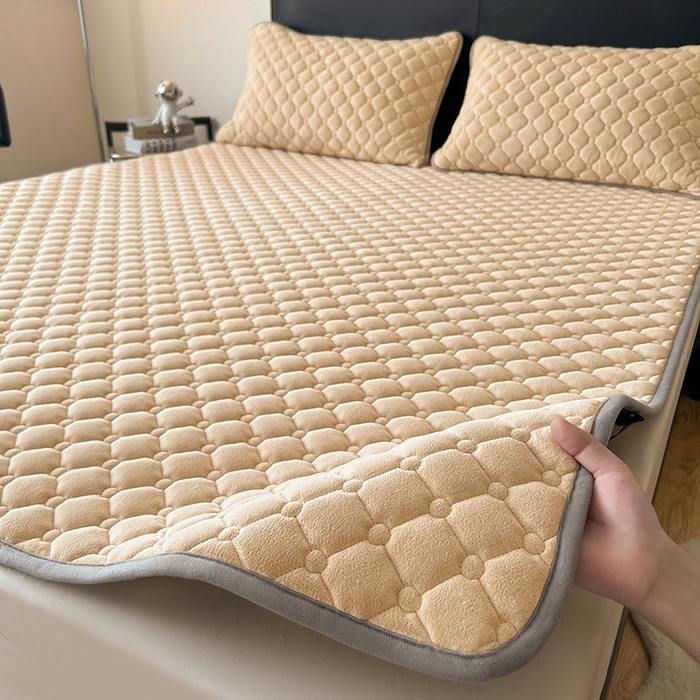 91家纺网 家纺一手货源 找家纺 丽诺床垫 2025新款德芙绒抗菌保暖床垫 德芙绒抗菌床褥驼色