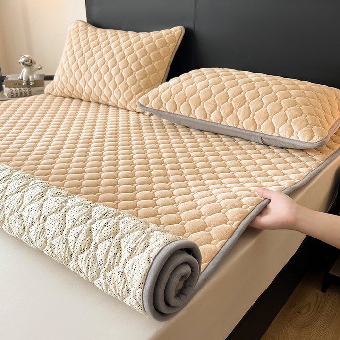 91家纺网 家纺一手货源 找家纺 丽诺床垫 2025新款德芙绒抗菌保暖床垫 德芙绒抗菌床褥驼色