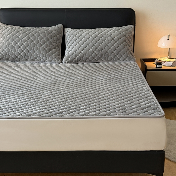 91家纺网 家纺一手货源 找家纺 丽诺床垫 2025新款德芙绒抗菌保暖床垫 德芙绒抗菌床褥灰色