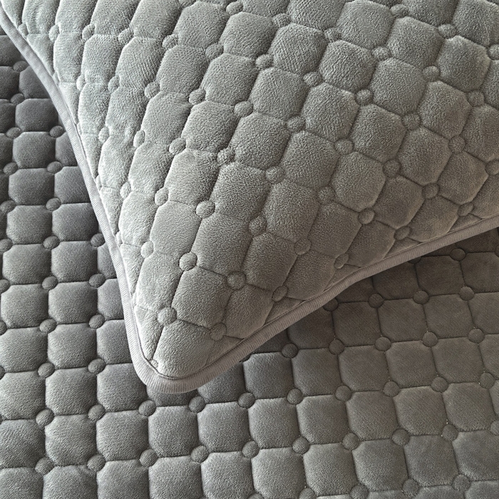 91家纺网 家纺一手货源 找家纺 丽诺床垫 2025新款德芙绒抗菌保暖床垫 德芙绒抗菌床褥灰色