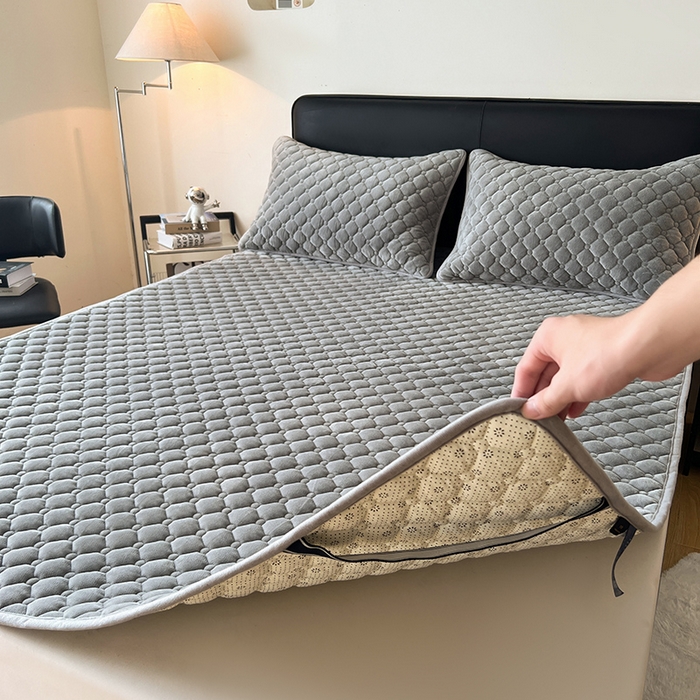 91家纺网 家纺一手货源 找家纺 丽诺床垫 2025新款德芙绒抗菌保暖床垫 德芙绒抗菌床褥灰色