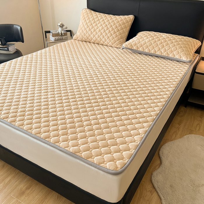 91家纺网 家纺一手货源 找家纺 丽诺床垫 2025新款德芙绒抗菌保暖床垫 德芙绒抗菌床褥驼色