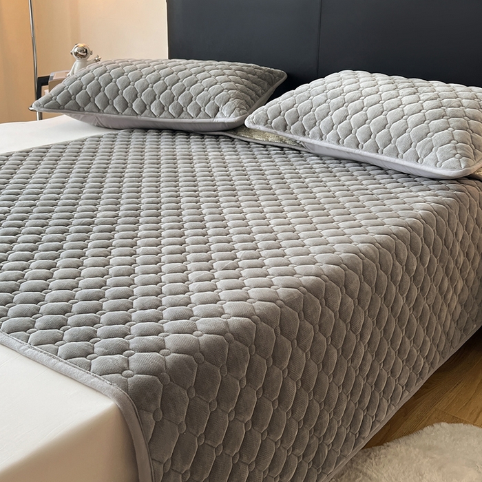 91家纺网 家纺一手货源 找家纺 丽诺床垫 2025新款德芙绒抗菌保暖床垫 德芙绒抗菌床褥灰色