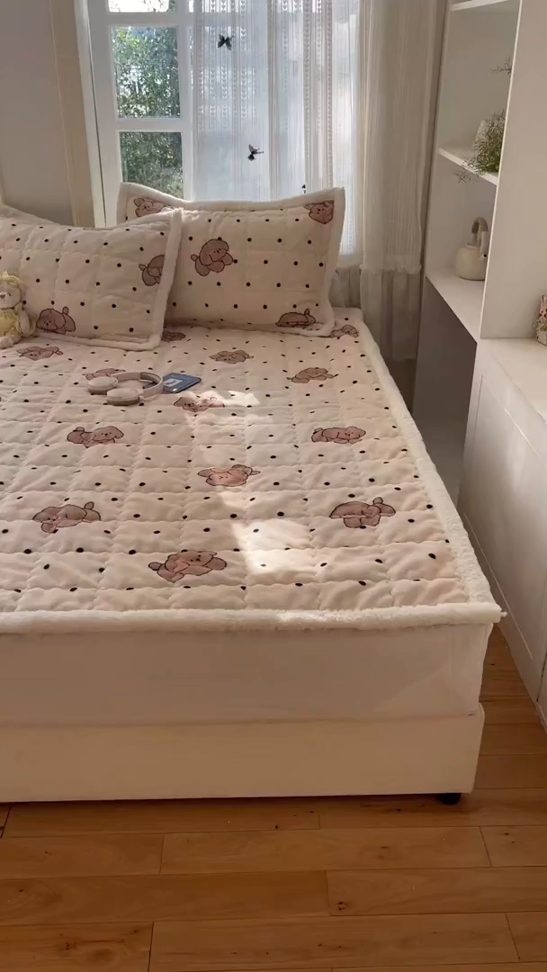 91家纺网 家纺一手货源 找家纺 （总）红嘴企鹅 2025新款高克重牛奶绒印花床护垫床褥