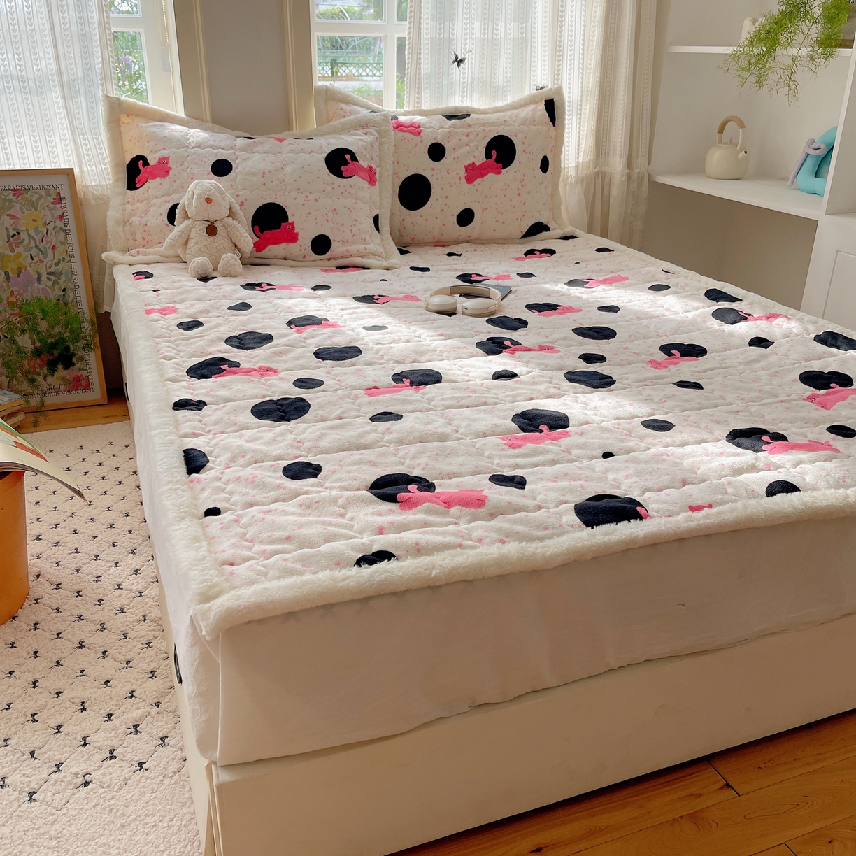 91家纺网 家纺一手货源 找家纺 红嘴企鹅 2025新款高克重牛奶绒印花床护垫床褥 波点猫