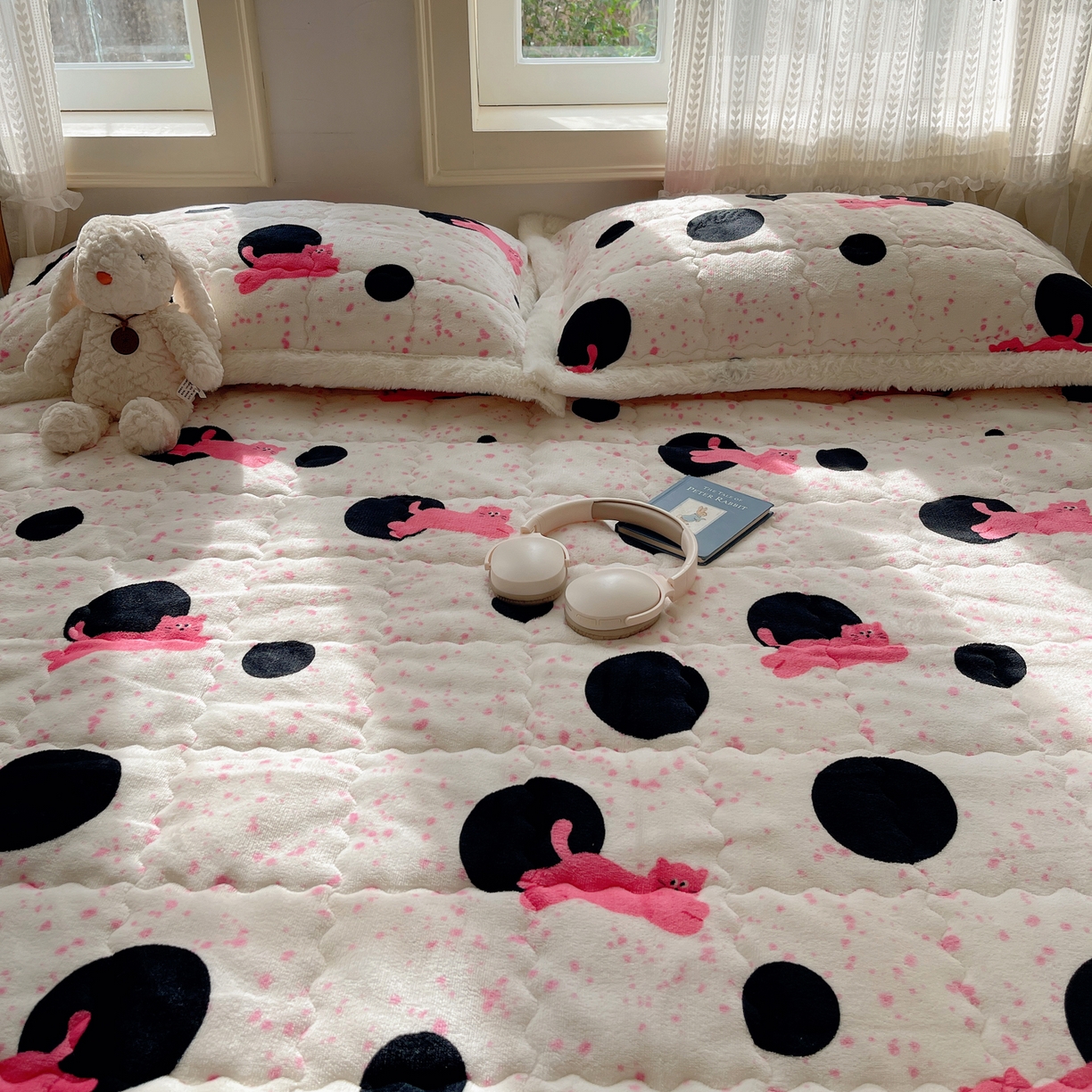 91家纺网 家纺一手货源 找家纺 红嘴企鹅 2025新款高克重牛奶绒印花床护垫床褥 波点猫