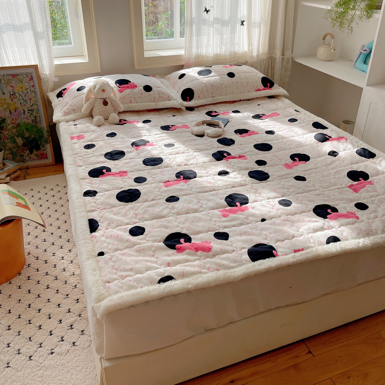 91家纺网 家纺一手货源 找家纺 红嘴企鹅 2025新款高克重牛奶绒印花床护垫床褥 波点猫