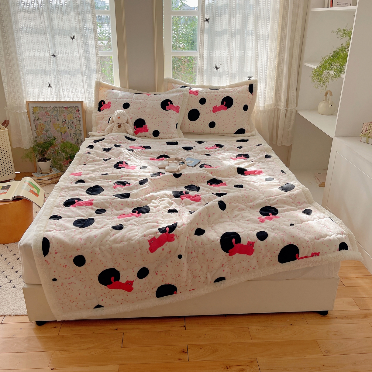 91家纺网 家纺一手货源 找家纺 红嘴企鹅 2025新款高克重牛奶绒印花床护垫床褥 波点猫