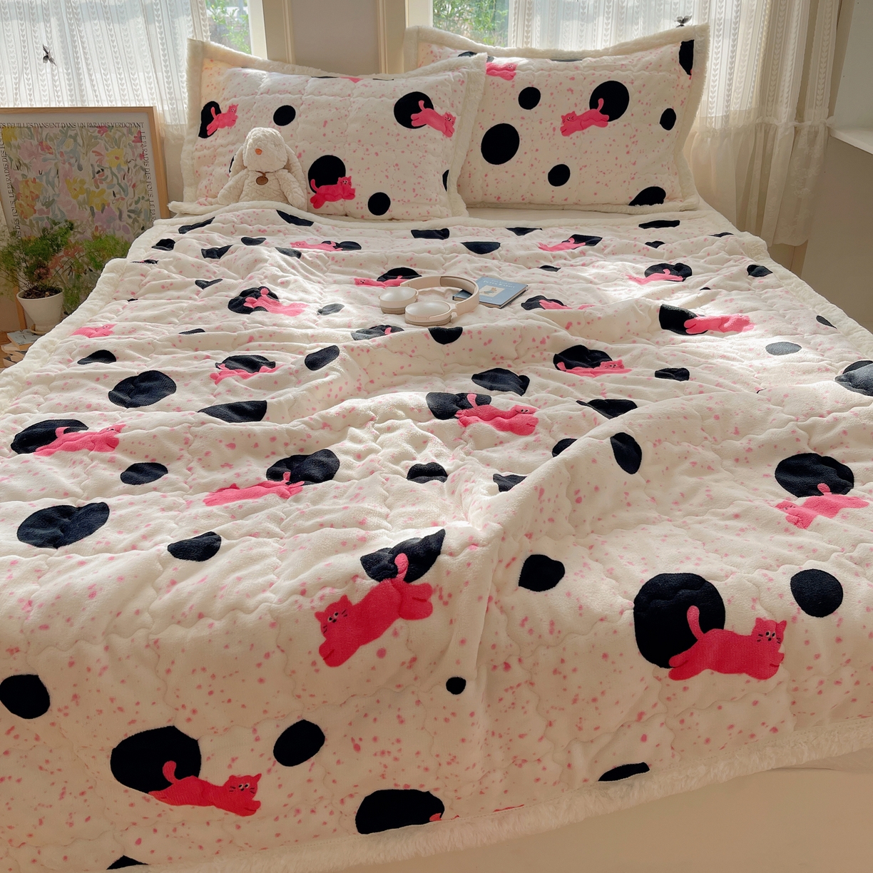 91家纺网 家纺一手货源 找家纺 红嘴企鹅 2025新款高克重牛奶绒印花床护垫床褥 波点猫